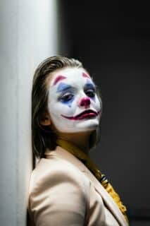 Photo d’une femme dont le visage est maquillé tel un clown. Illustration du billet : Selfie ou nutella ?