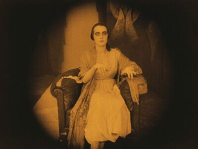 Photo ancienne d'une medium. Illustration du chapitre 1 de l’émission : Medium ou mentaliste, du podcast Méta de Choc. Le titre de ce chapitre est : Le mentalisme, c’est quoi ?