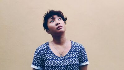 Photo d’une femme face à nous, qui lève les yeux au ciel. Illustration du chapitre 5 de l’émission : L’astrologie, ça marche !… Trop., du podcast Méta de Choc. Ce chapitre s’intitule : L’heure du bilan.