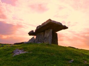 Photo de dolmen. Illustration de la partie 1 de l’émission : La géobiologie de l’habitat, du podcast Méta de Choc. Cette partie 1 s’intitule : Qu'est-ce que la géobiologie et comment se pratique-t-elle ?