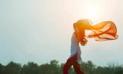 Photo d’une femme en train de courir les cheveux dans le vent, un châle à la main, devant un coucher de soleil. Illustration de la partie 1 de l’émission : Le féminin sacré, du podcast Méta de Choc. Cette partie 1 s’intitule : Le pouvoir des sorcières.