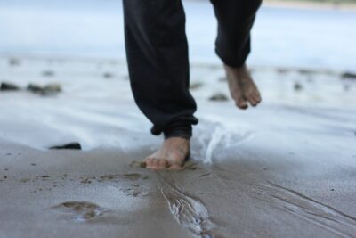 Illustration du chapitre n°1 de la série SHOCKING n°23, qui s’intitule : Yoga, super-pouvoirs et secte sexuelle. Le titre du chapitre est : Trouver sa voie. Il s’agit de la photo de pieds nus marchant près de l’eau, sur une plage de sable mouillé.