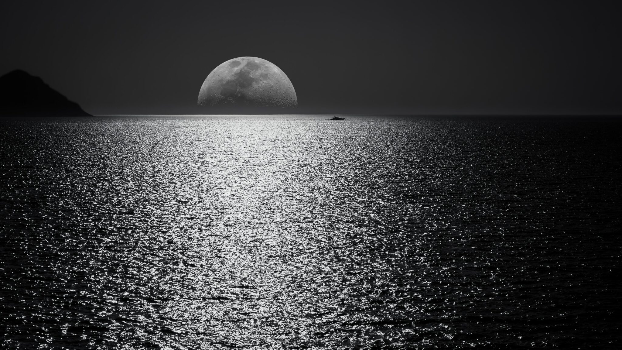 Illustration de l’émission STREAM n°9, qui s’intitule : Comment j’ai changé de paradigme. Il s’agit de la photo d’un coucher de lune, de nuit, en bord de mer et en noir et blanc.