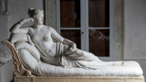 Sculpture de Pauline Borghèse, la soeur de Napoléon, par Antonio Canova en 1804. Elle pose en Vénus, à l'antique.