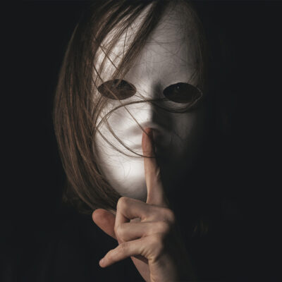 Illustration d'une tête qui nous regarde, avec un masque blanc recouvrant le visage, et avec un doigt devant la bouche qui exige le silence. Le masque inspire la peur.