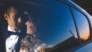 Photo d’un couple hétéro à l’arrière d’une voiture, échange de regards amoureux. Illustration de l’émission STREAM intitulée : Cerveau et stéréotypes de sexe, du podcast Méta de Choc.