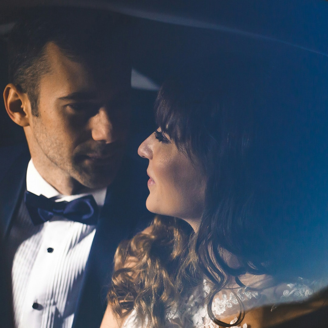 Photo d’un couple hétéro à l’arrière d’une voiture, échange de regards amoureux. Illustration de l’émission STREAM intitulée : Cerveau et stéréotypes de sexe, du podcast Méta de Choc.