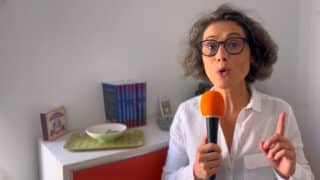 Élisabeth Feytit, productrice et réalisatrice du podcast Méta de Choc, parle au micro, face caméra.