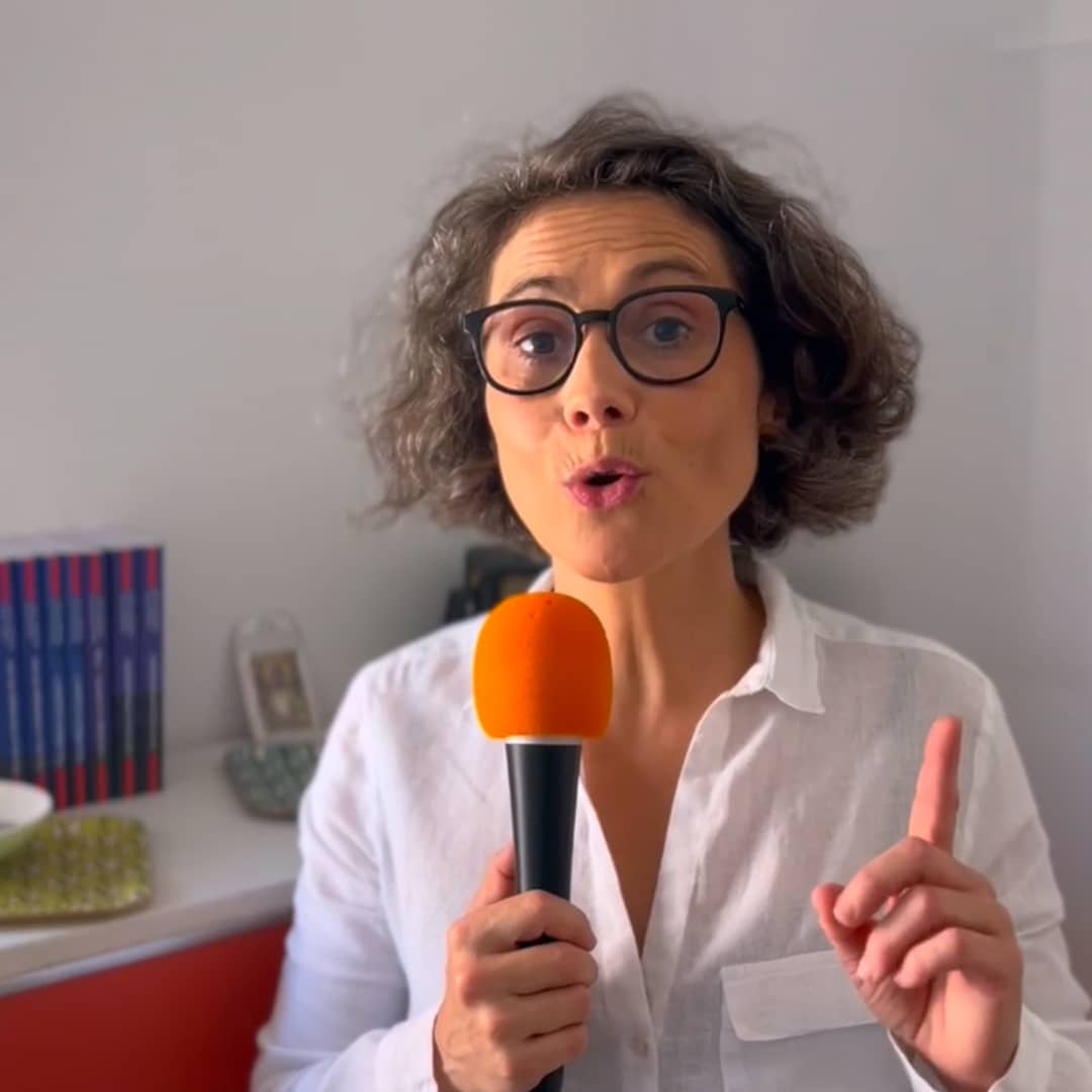 Élisabeth Feytit, productrice et réalisatrice du podcast Méta de Choc, parle au micro, face caméra.