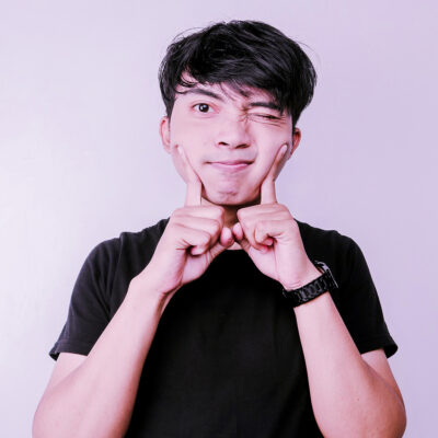 L'homme fait une grimace, pinçant ses joues. Illustration du META SHORT intitulé « Savoir dire "Je ne sais pas" », du podcast Méta de Choc.