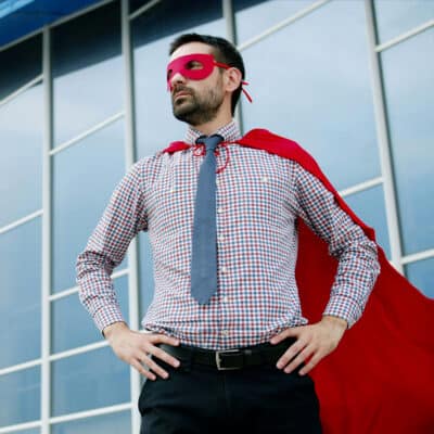 Un homme déguisé en super-héros personnifie la position du sauveur dans la relation d’aide à l’autre. Illustration du META SHORT intitulé « Nos biais face aux sujets sensibles », du podcast Méta de Choc.