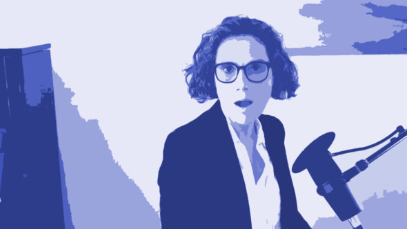 Élisabeth Feytit, productrice et réalisatrice du podcast Méta de Choc, parle au micro, face caméra.
